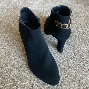 Ankle boots, black with gold chain size 9